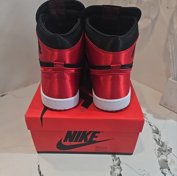 NIKE AIR JORDAN 1 RETRO HIGH OG SATIN BRED WOMENS SIZE 11.5 FD4810-061 PRE-OWNED - Picture 8 of 10